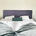 Apartman Vibrant On Bustling Street, Above A Restaurant - Perfect For Tourists,