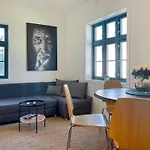 Apartman Vibrant On Bustling Street, Above A Restaurant - Perfect For Tourists,