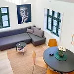Apartman Vibrant On Bustling Street, Above A Restaurant - Perfect For Tourists, *