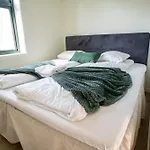 Apartman Vibrant On Bustling Street, Above A Restaurant - Perfect For Tourists, *