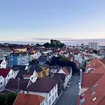 Apartman Vibrant On Bustling Street, Above A Restaurant - Perfect For Tourists, Stavanger