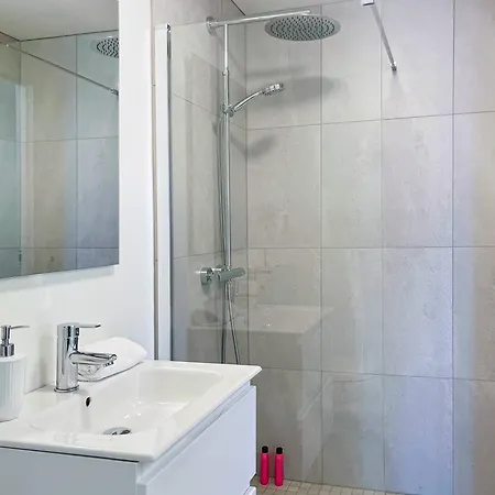 Vibrant On Bustling Street, Above A Restaurant - Perfect For Tourists, 스타방에르