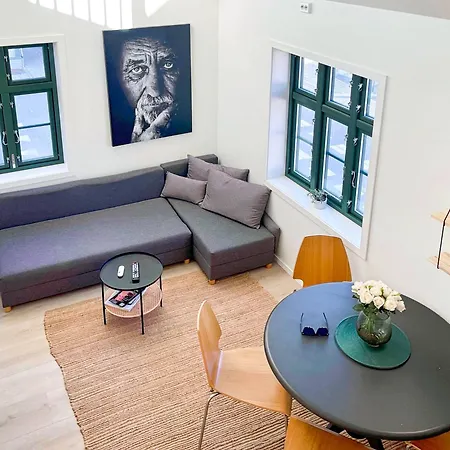 아파트 Vibrant On Bustling Street, Above A Restaurant - Perfect For Tourists, *