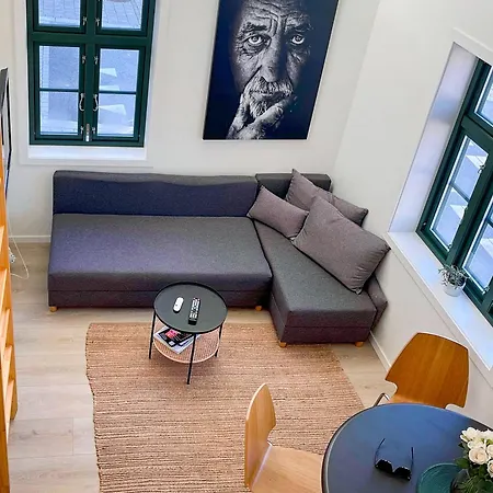 Lejlighed Vibrant On Bustling Street, Above A Restaurant - Perfect For Tourists,