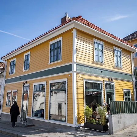 Vibrant On Bustling Street, Above A Restaurant - Perfect For Tourists, Lejlighed Stavanger