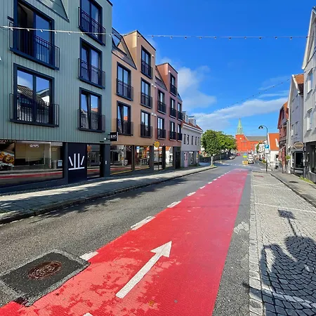 Vibrant On Bustling Street, Above A Restaurant - Perfect For Tourists, Lejlighed Stavanger