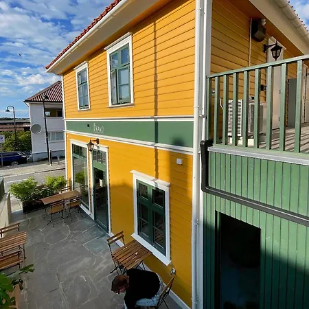 Vibrant On Bustling Street, Above A Restaurant - Perfect For Tourists, 스타방에르